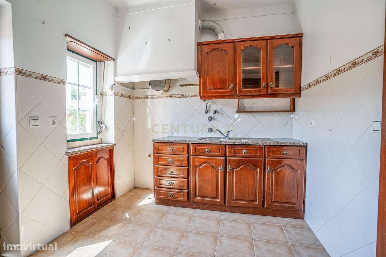 Propriedade composta por prédio, moradia e terreno em Salir do Porto-49