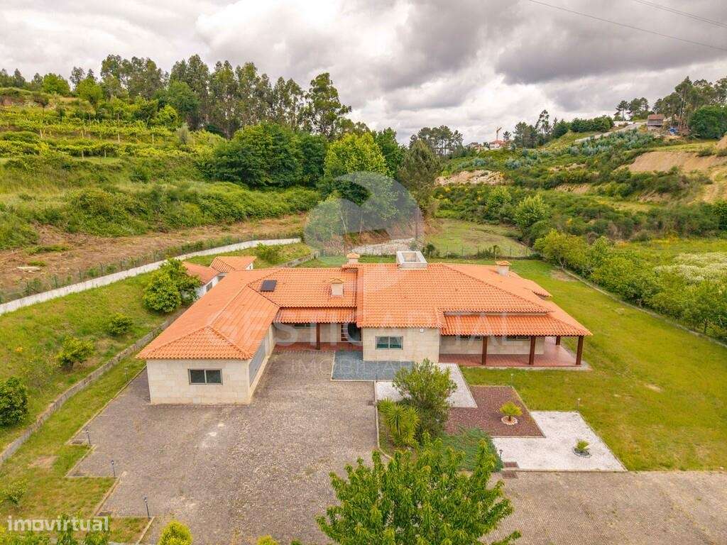 Moradia T4 Térrea de Luxo em Pedra com Terreno, Garagem e Levada Natur-36