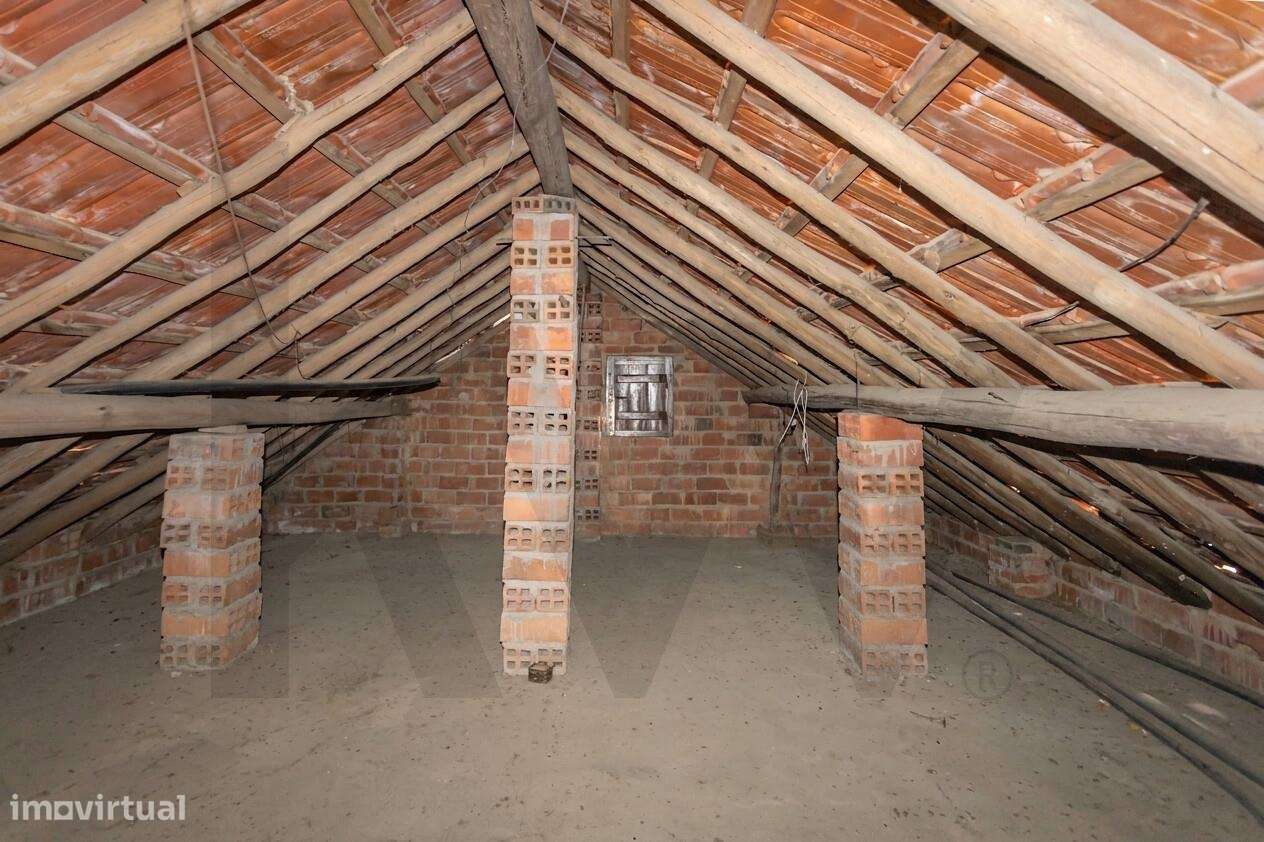 Moradia T2  com Garagem  e anexos inserida num lote de 1500 m2 de ter-35