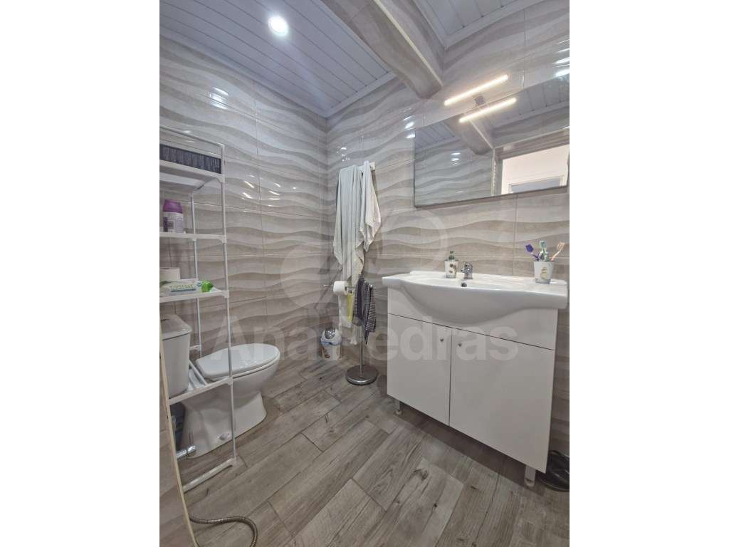 Moradia Bi-Familiar Totalmente Remodelada com Logradouro e Elevado ...-48