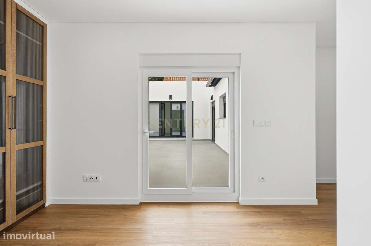 Moradia Renovada com Jardim, no Sarge-16