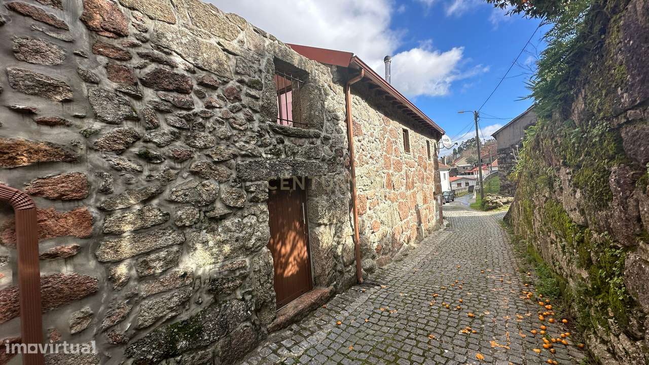 Lindíssima moradia na Zona do Gerês com Jardim interior-9