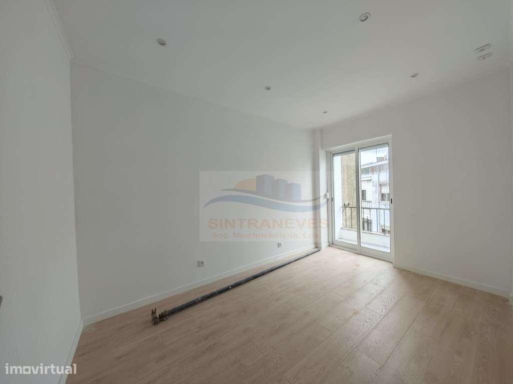 Deslumbrante T2 Totalmente Remodelado com terraço - Amadora-7