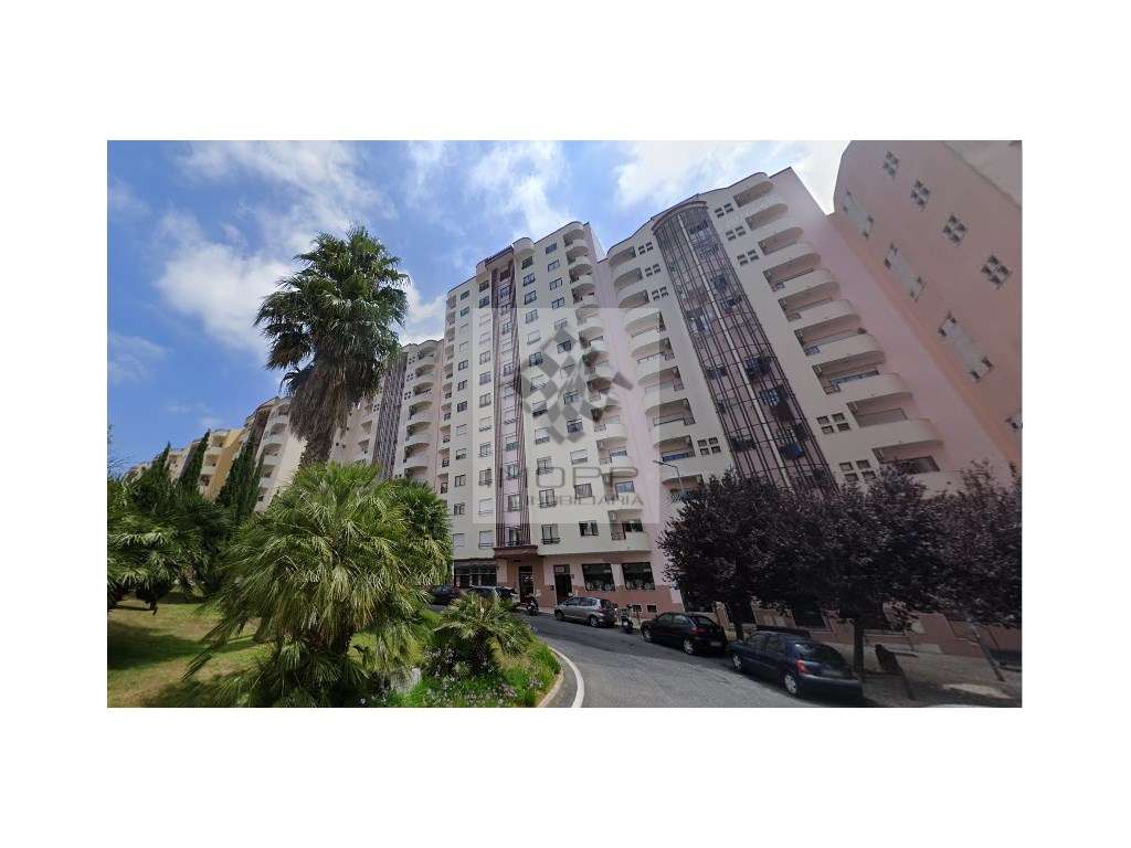 Fabuloso T4 na Radial em Odivelas com estacionamento!-49