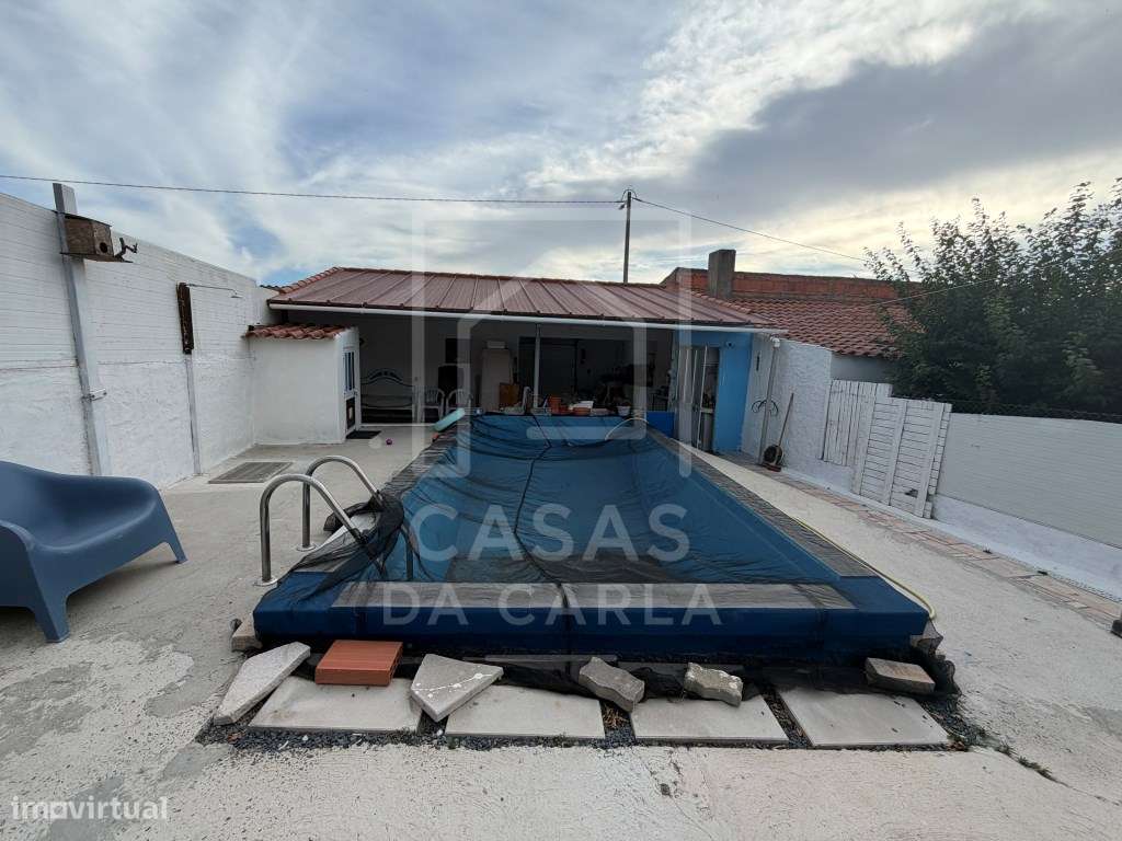 Moradia T2 com garagem e piscina completamente renovada em Canhestros-17