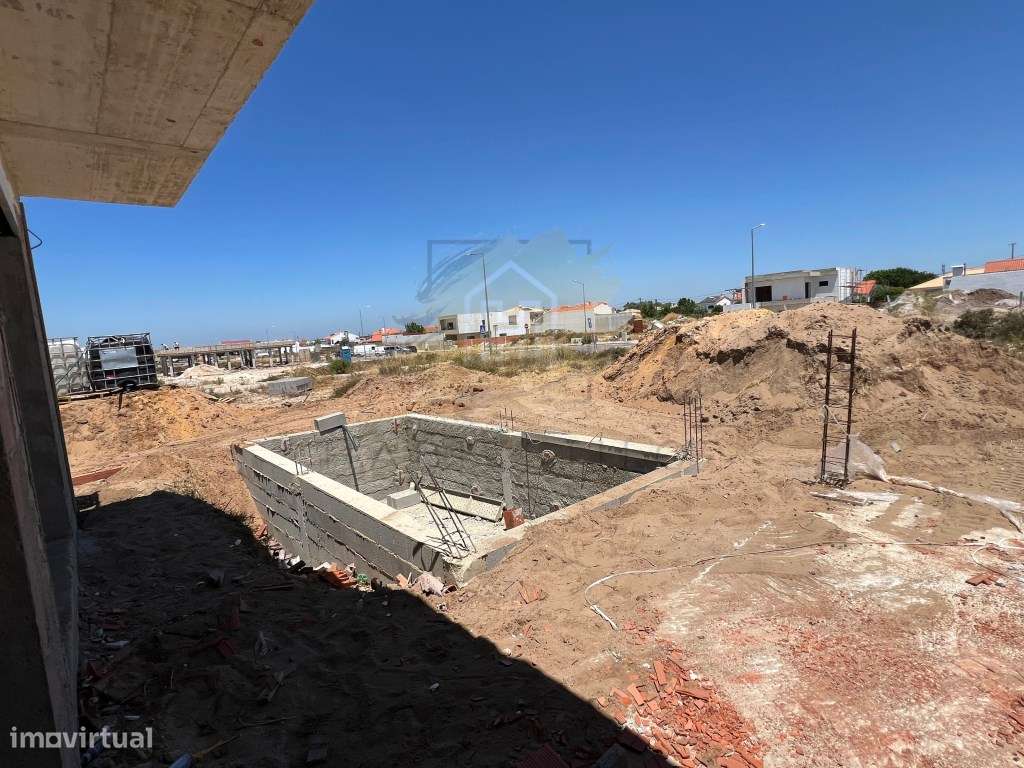 Moradia isolada em construção v3-6