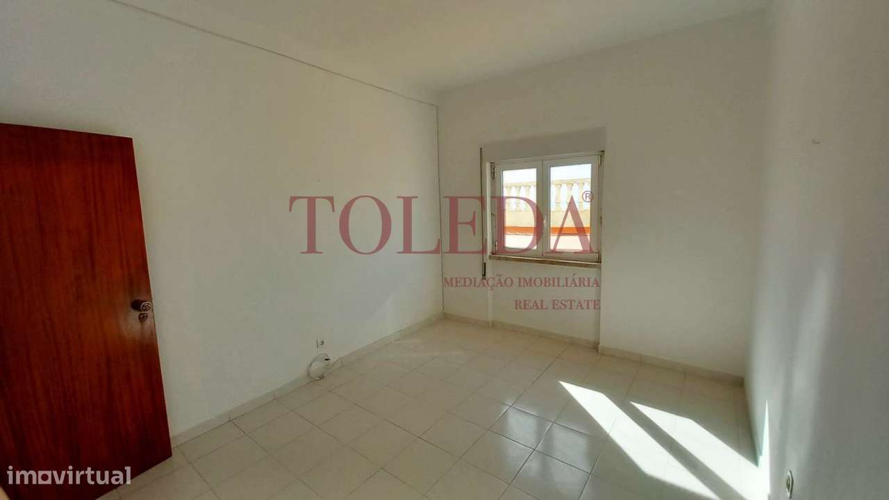 Moradia Bifamiliar com 2 T3 em Vialonga-17