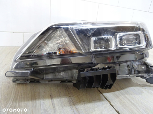 LAMPA PRZÓD LEWA NISSAN LEAF II FULL 26060-5SH5A - 2