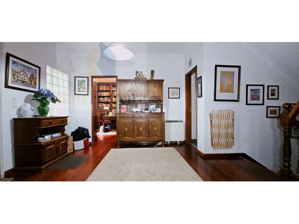 Moradia T5 com jardim privado e garagem !!-18