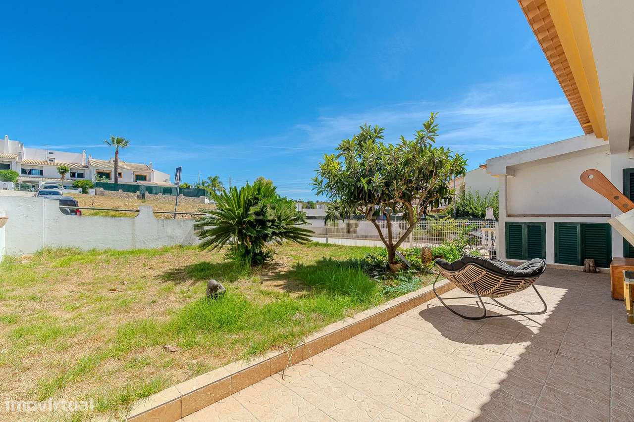 Moradia T2 Geminada C/ 2 Apartamentos Independentes e 238 M2 de Área E-26