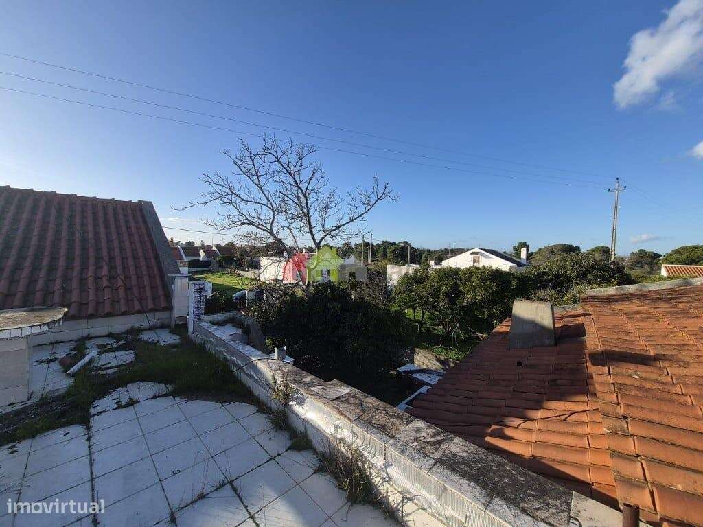 Lote de terreno urbano com moradia T3 e garagem em Palmela-17