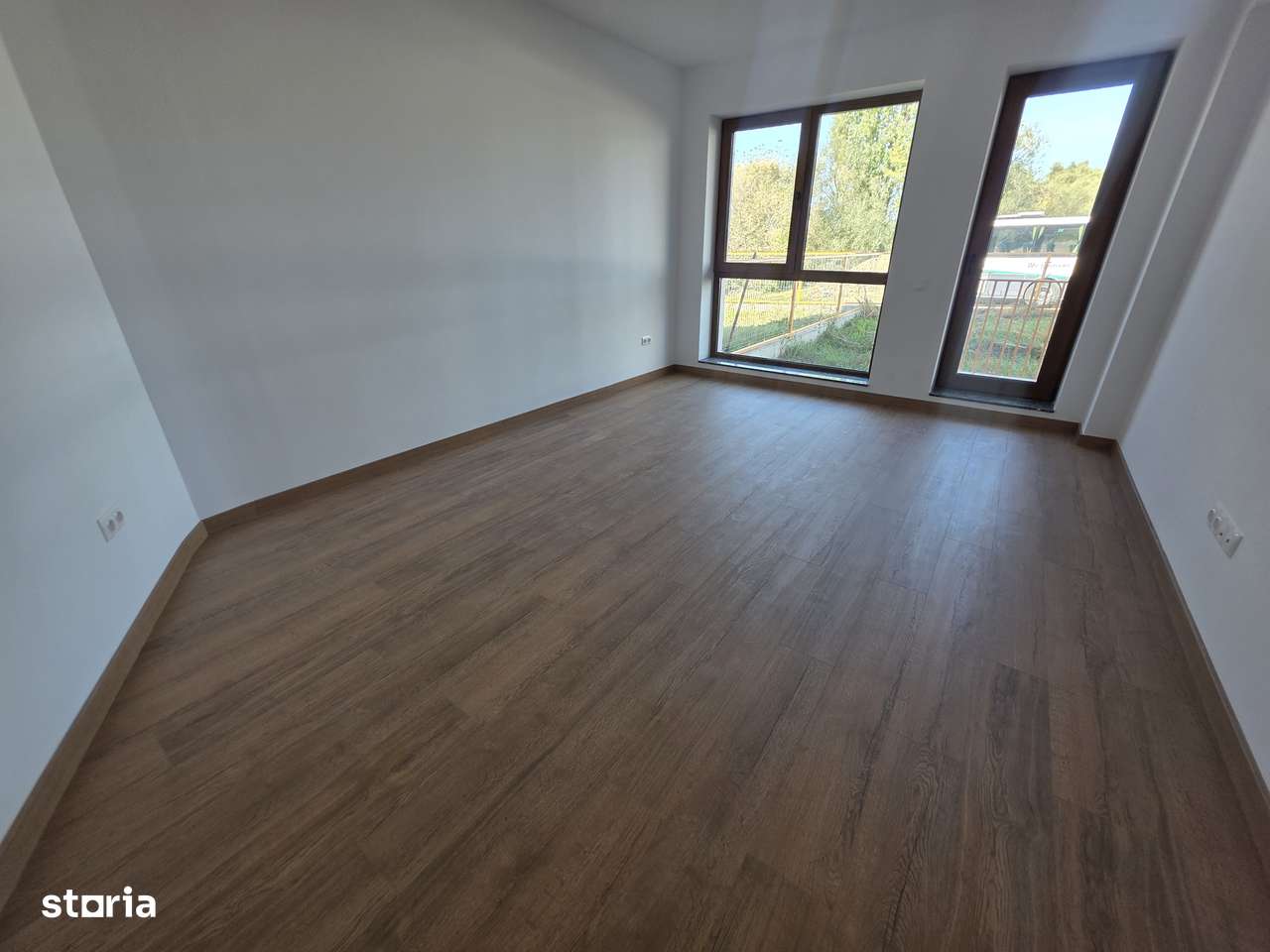 Vand apartament 2 camere cu gradina generoasa 190 mp zona Tractorul-3