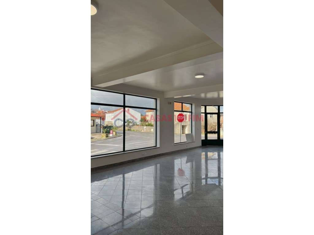 Loja de comercio , com 100m2 em Alqueidão da Serra, Porto de Mós. - Grande imagem: 2/12