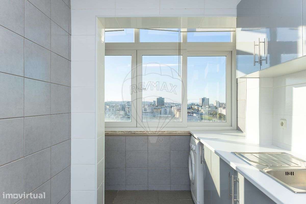 Apartamento T2 remodelado- Penha de França-7