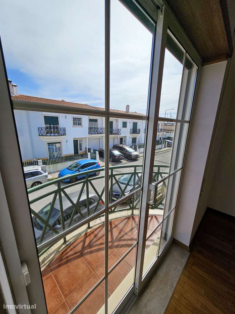 Moradia T5 com terraço e garagem, pronta a habitar-16