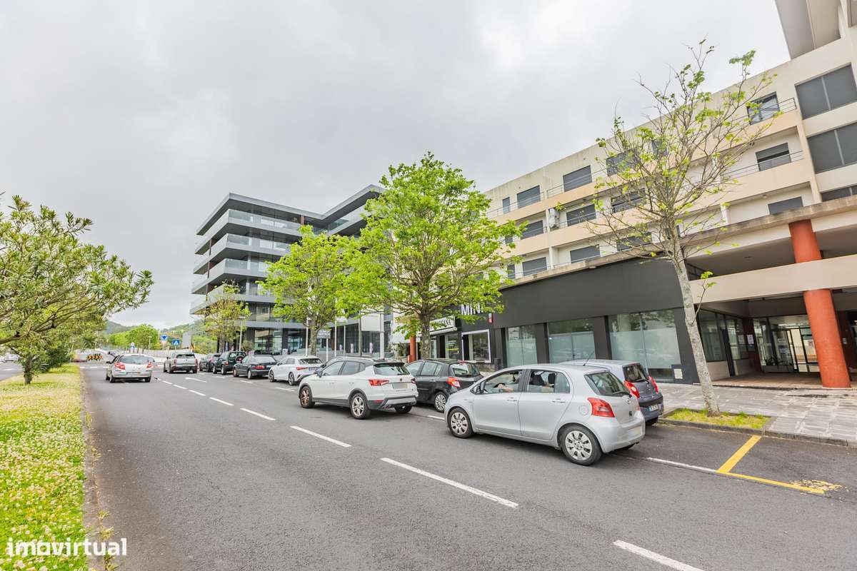 Loja na Avenida Natália Correia - Grande imagem: 1/18