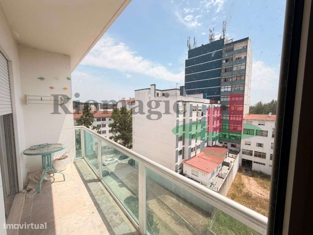 Apartamento T3 com Excelentes Áreas, Varandas e Garagem em Rio Maior-11