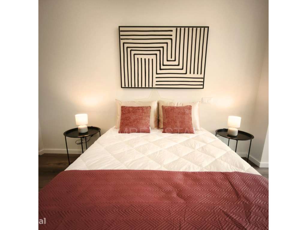 Apartamento T3 Renovado em Benfica com Excelente Luz Natural-9