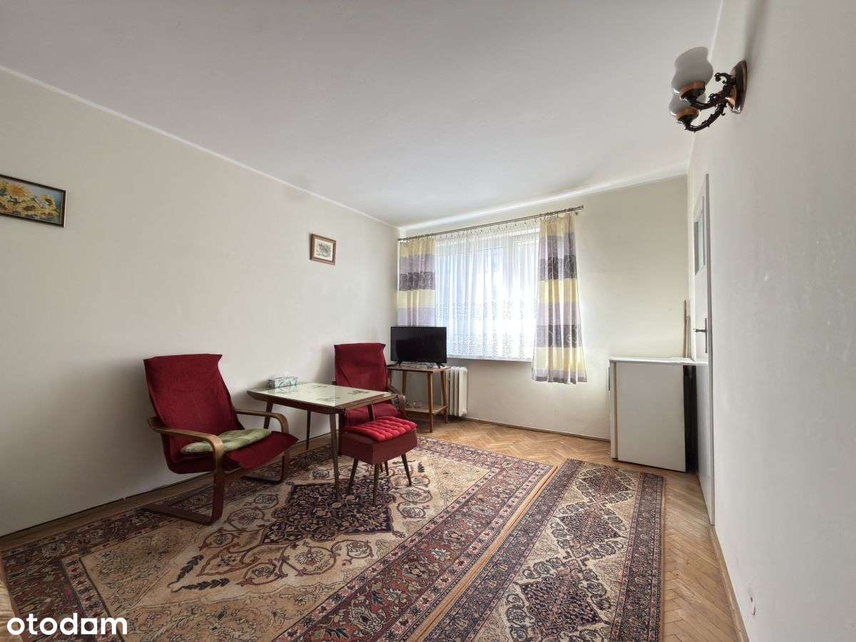 Dwupokojowe, ciepłe mieszkanie w Chyloni-1