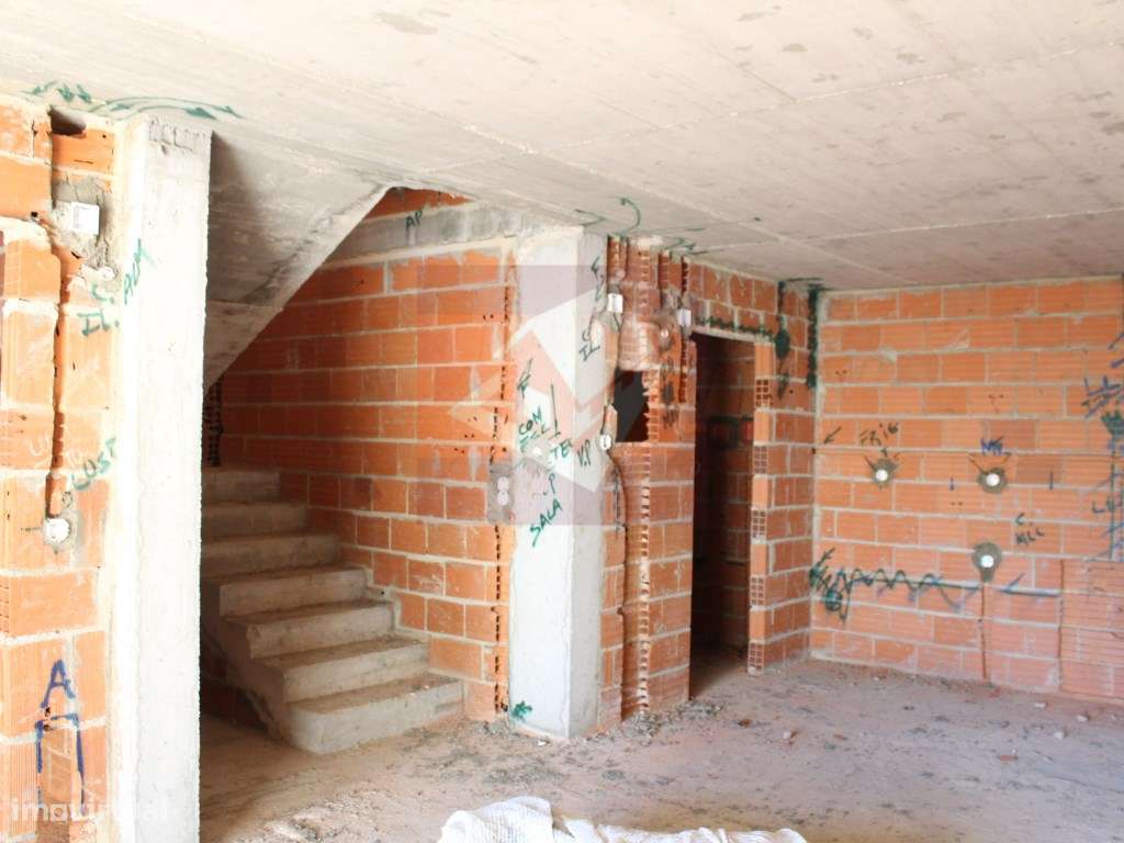 Moradia V3 em construção no Bairro do Girassol, Ramada-12