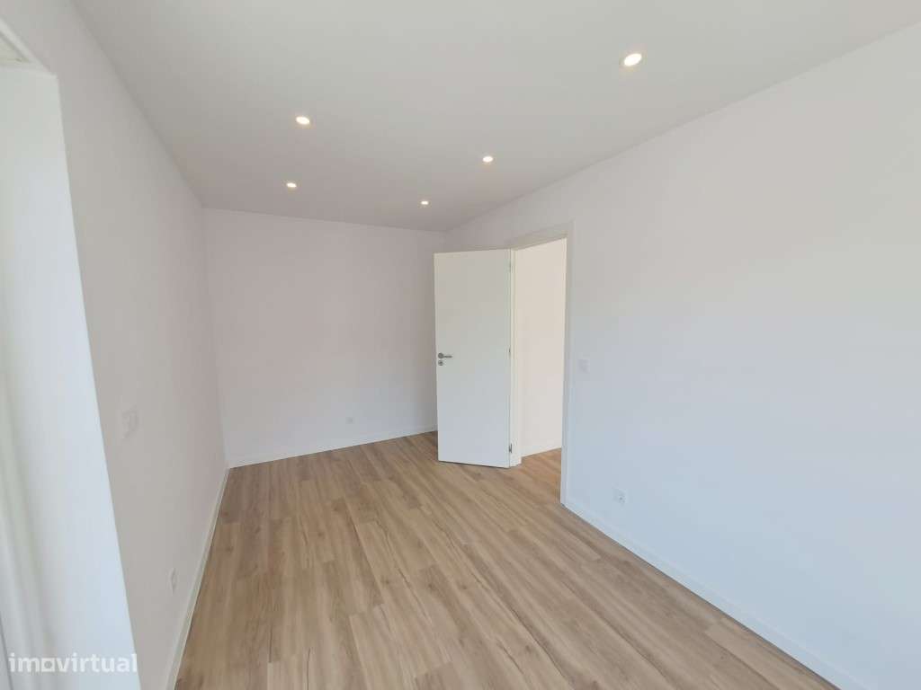 Acolhedor apartamento T1, próximo a Comércio e Serviços, totalmente...-1