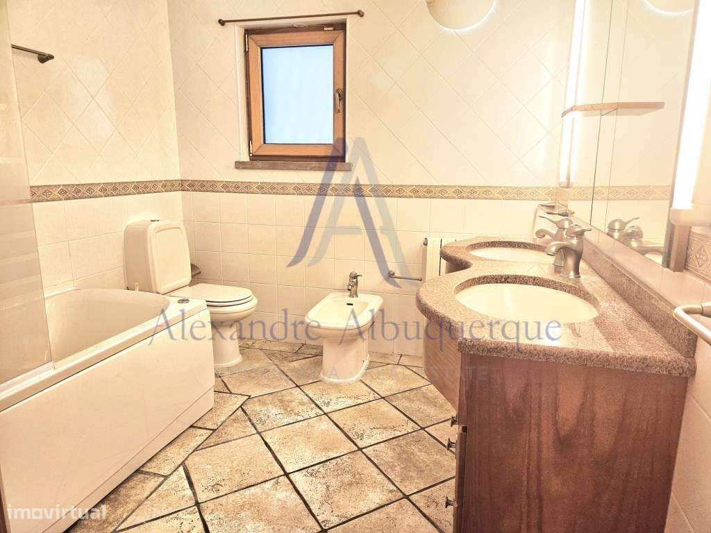 Moradia Isolada com Piscina T3+2-22