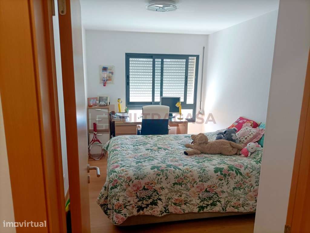 Vende-se Excelente T3 na Pontinha com 2 Lugares de Parqueamento-16