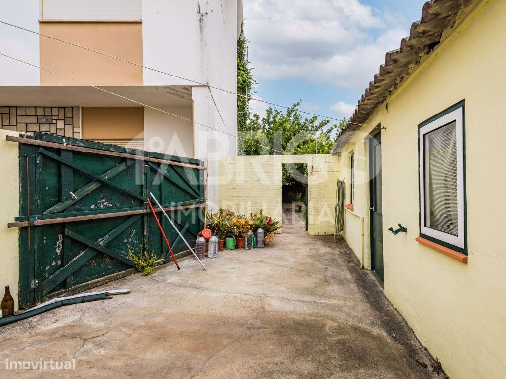 Moradia T3 Central, Oportunidade de Reabilitação (Para venda ao abr...-16