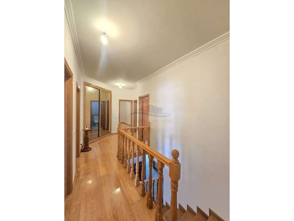 Fantástico T4 Duplex com estacionamento e Uma vista sobre a cidade ... - Grande imagem: 5/37