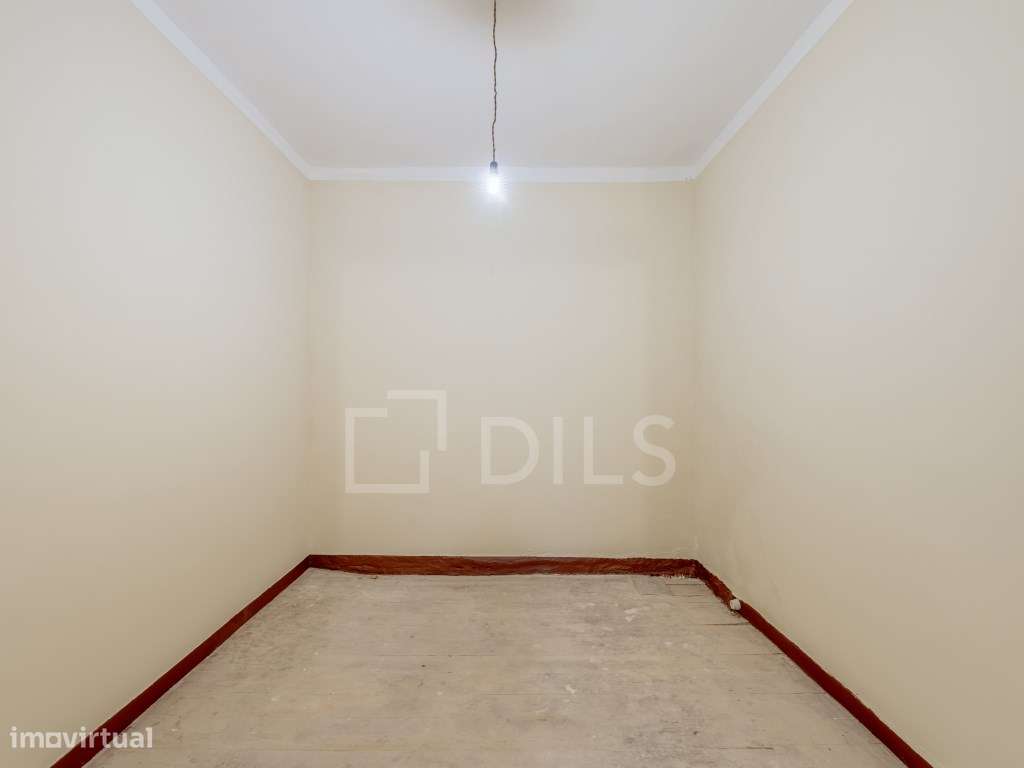 Apartamento T2 com terraço, para reabilitar nos Anjos, Lisboa-9