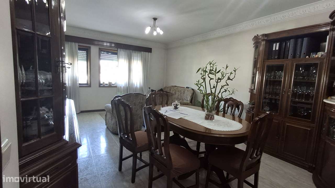 Apartamento T3 com garagem e terraço em Maia-4