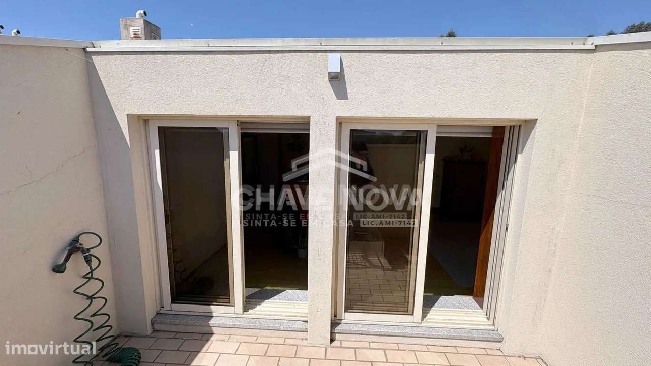 Apartamento T2 Duplex Renovado com Terraço, Garagem Box e 3 WC-16