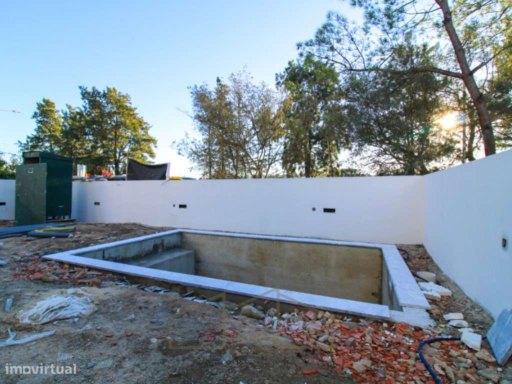 Moradia T4 Geminada com piscina na Sobreda-32