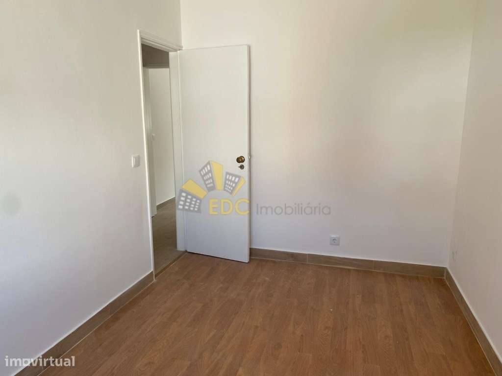 Moradia T3 - Remodelada com 2 frentes no centro de Mem Martins | Nã...-7