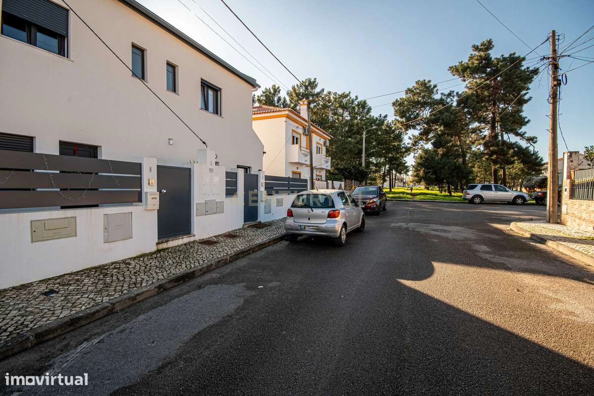 Moradia em Banda nova totalmente mobiliada – Quinta do Conde-3