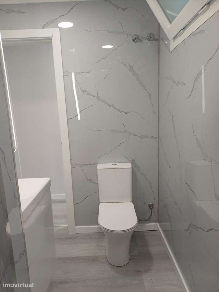 Apartamento T2 renovado, com arrecadação e a 2 km da praia-15