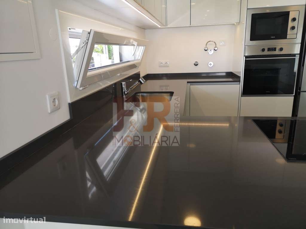 Moradia Geminada Duplex T3 com Piscina Fernão Ferro - Grande imagem: 4/34