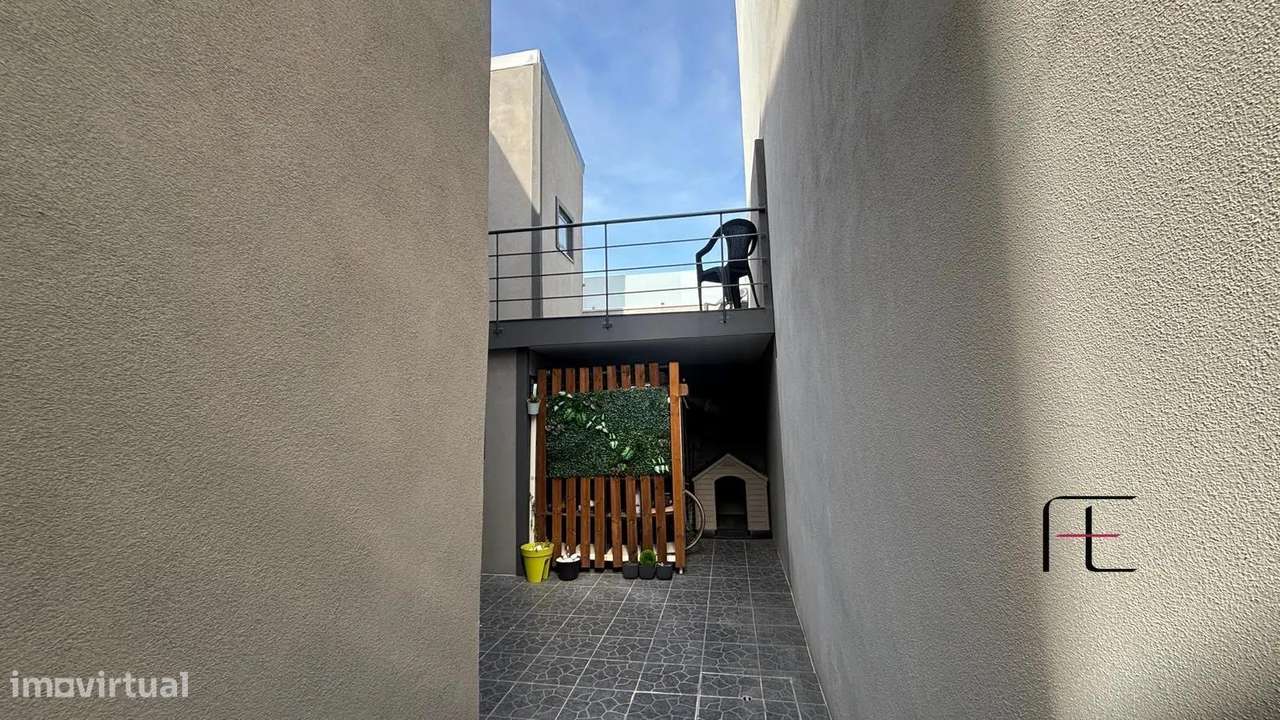 Moradia t2 com espaço exterior em Valbom-12