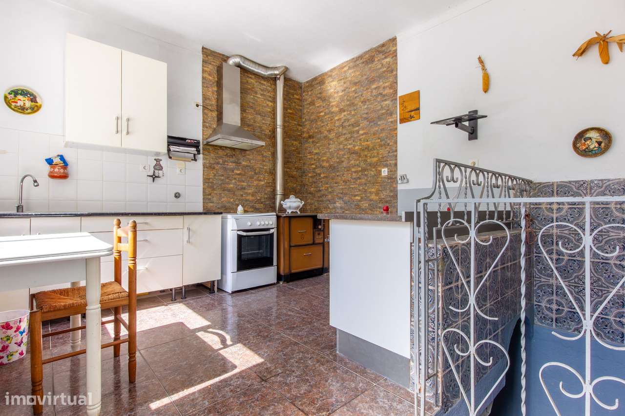 Moradia Bifamiliar com 2 Apartamentos T1 para Habitação e Rendimento-28