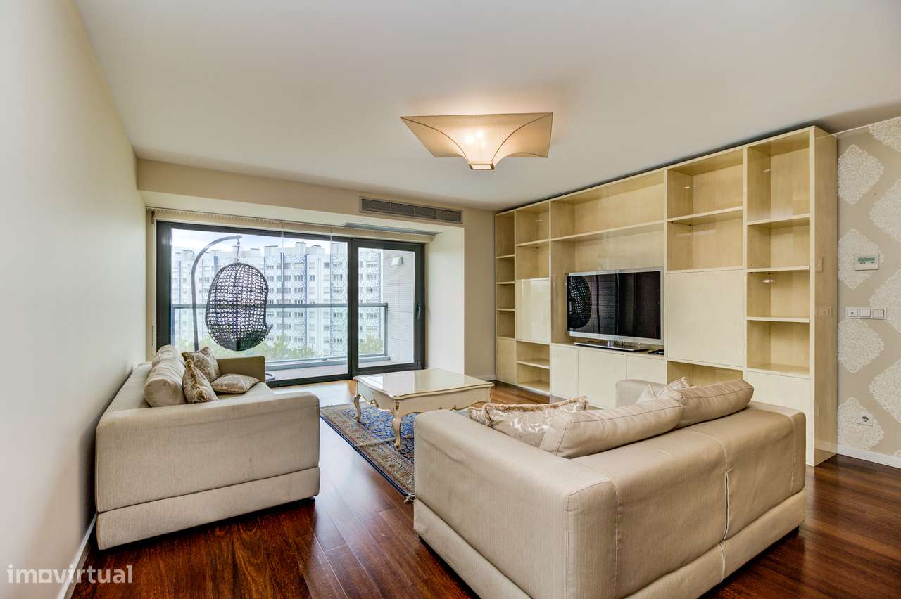 Apartamento T4 transformado em T3 em condomínio privado, no Campo Gran - Grande imagem: 5/44