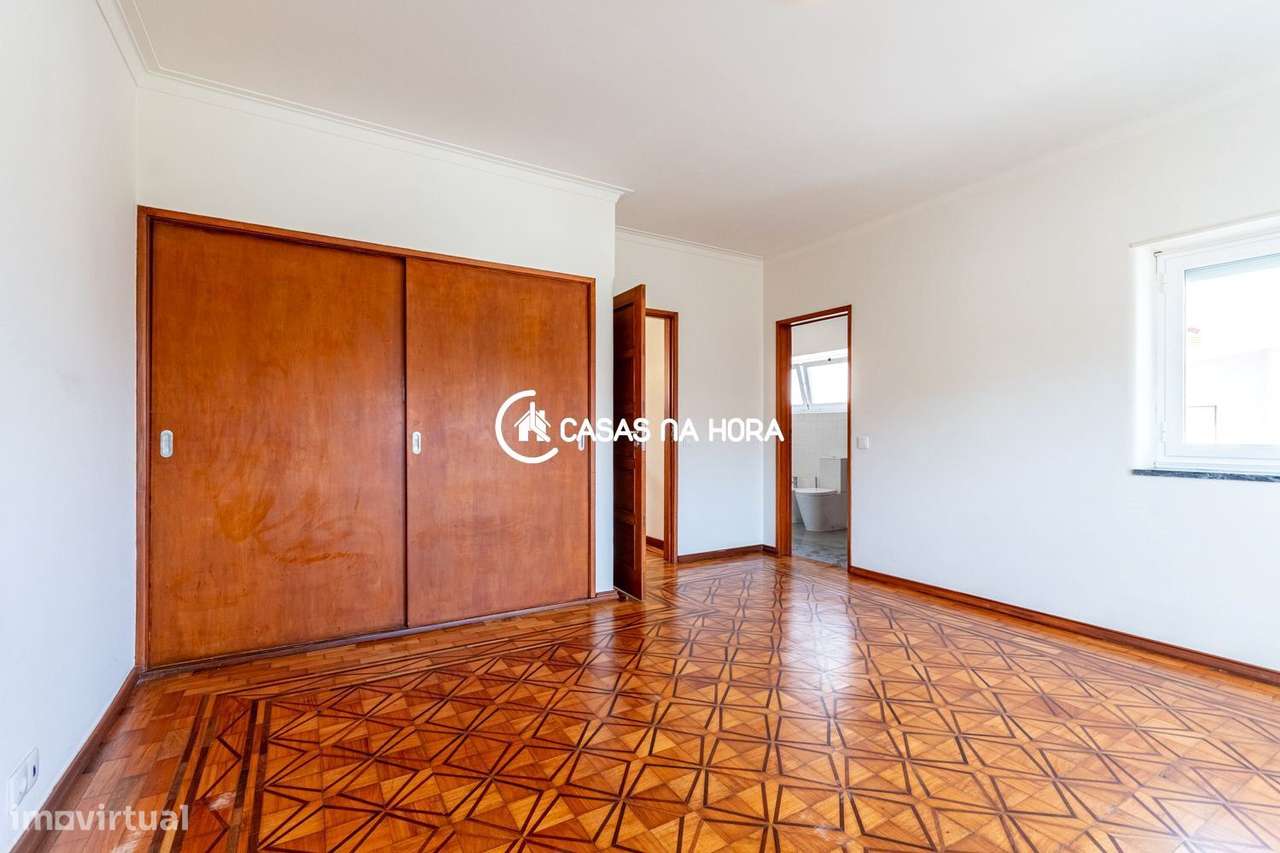 Moradia T3+T1  na Rua João das Regras, junto à Avenida de Sintra.-8