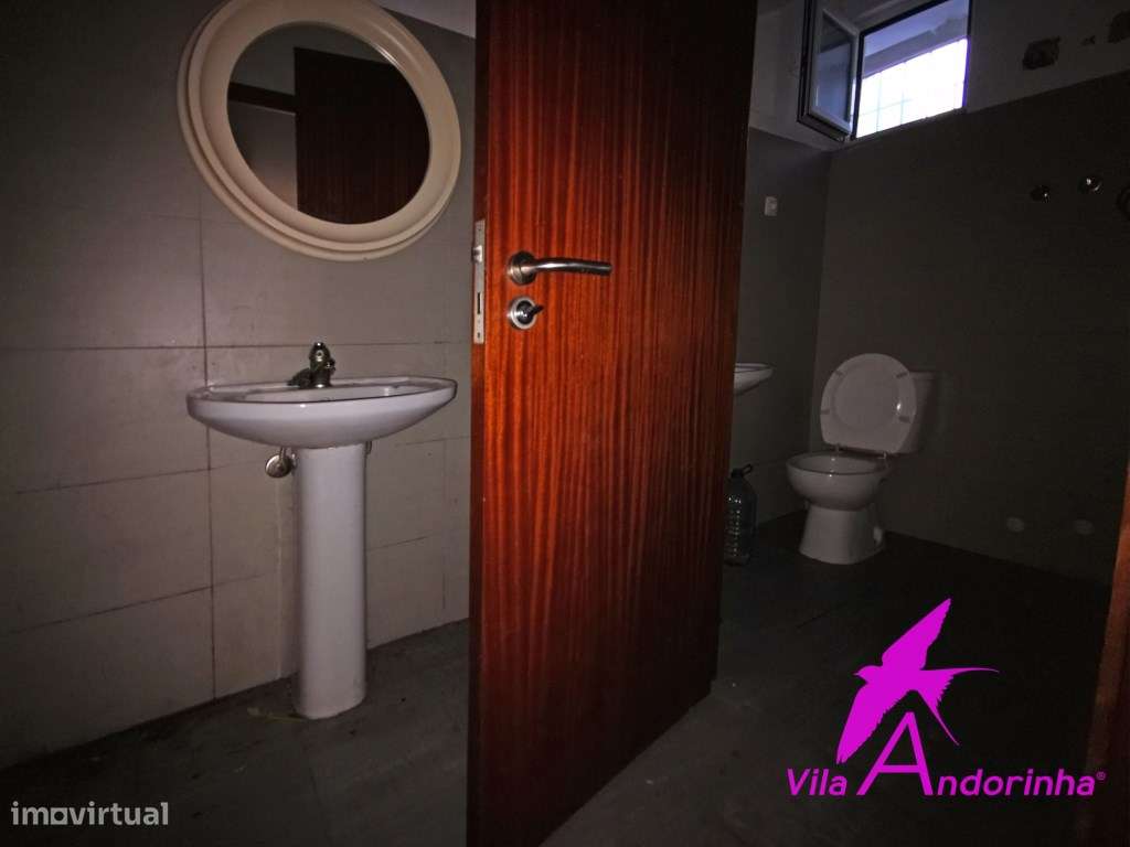 Prédio no centro histórico de Viana-5