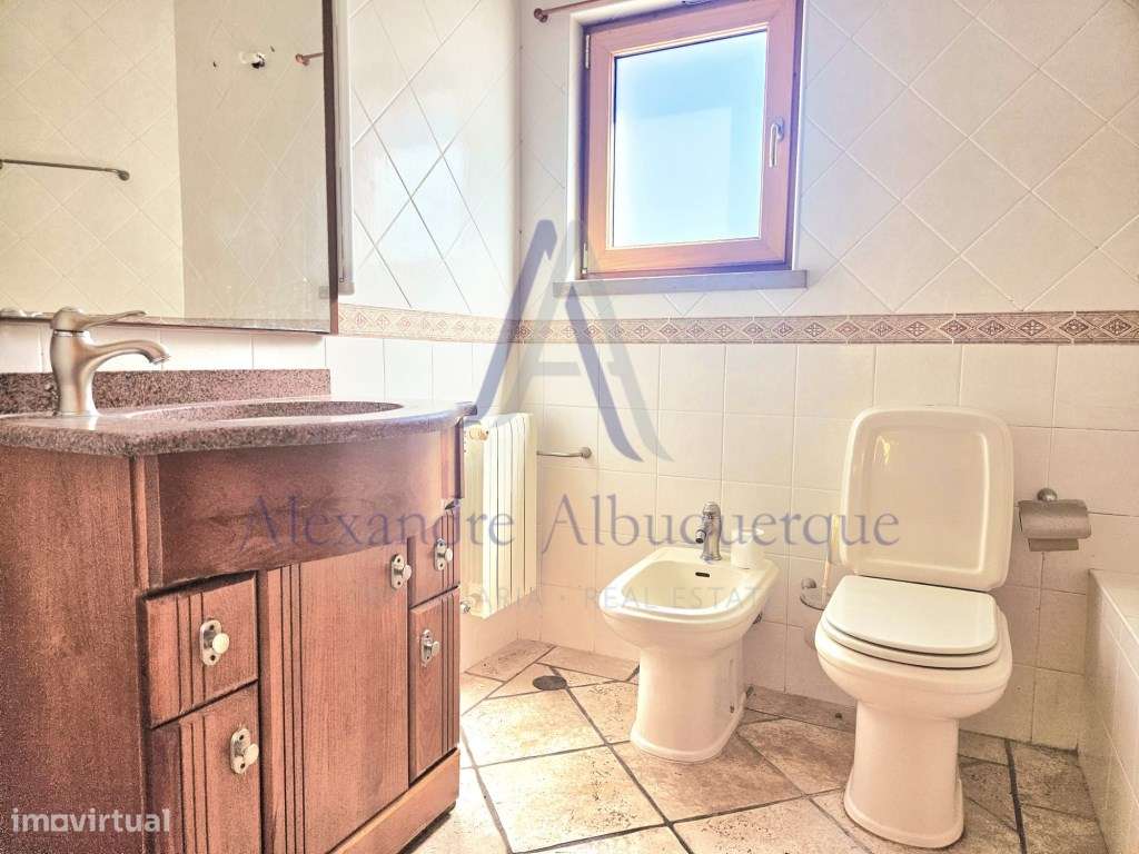 Moradia Isolada com Piscina T3+2-24