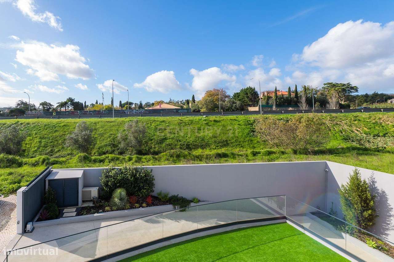 Excelente moradia geminada V4 em Urbanização nova na zona de Albarraqu-46