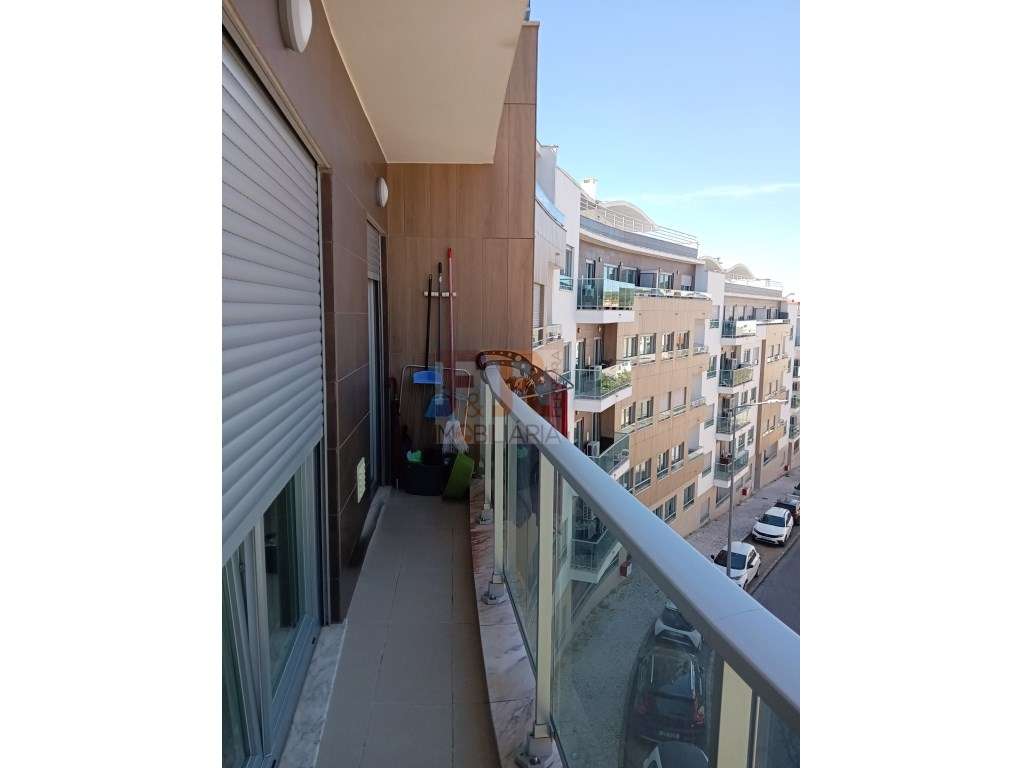 Excelente !!Apartamento T2 Semi- Novo com Varanda e Garagem-25