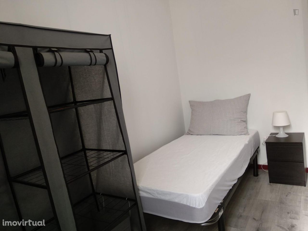 239386 - Quarto com cama de solteiro em...