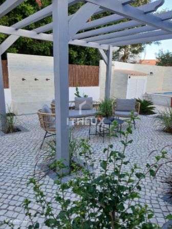Villa de luxo impecavelmente apresentada com piscina e jardins em Tavi-40