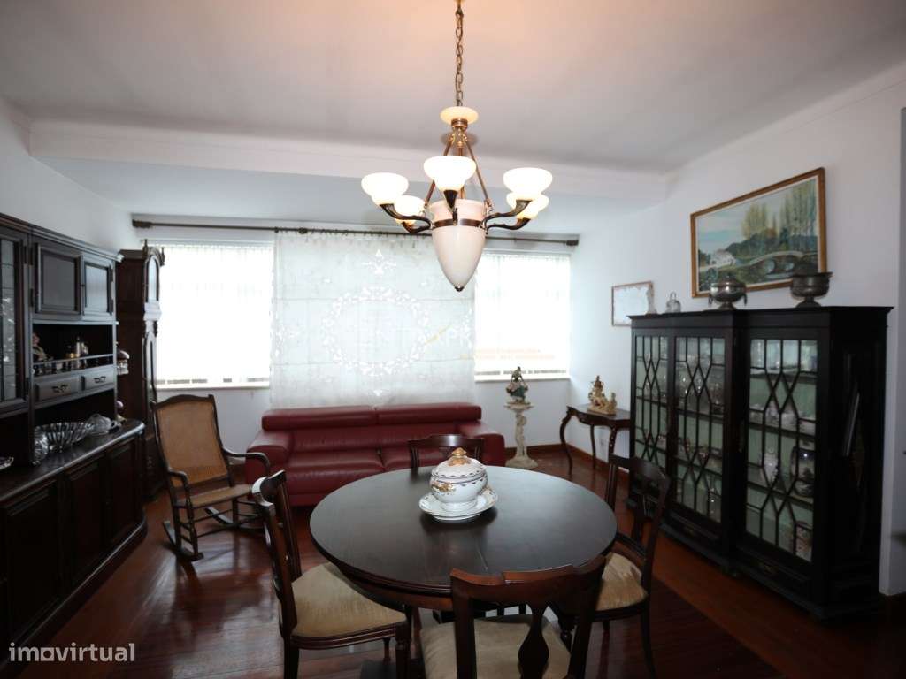 Moradia no Centro de Mafra com 2 Pisos e 2 Garagens.-9