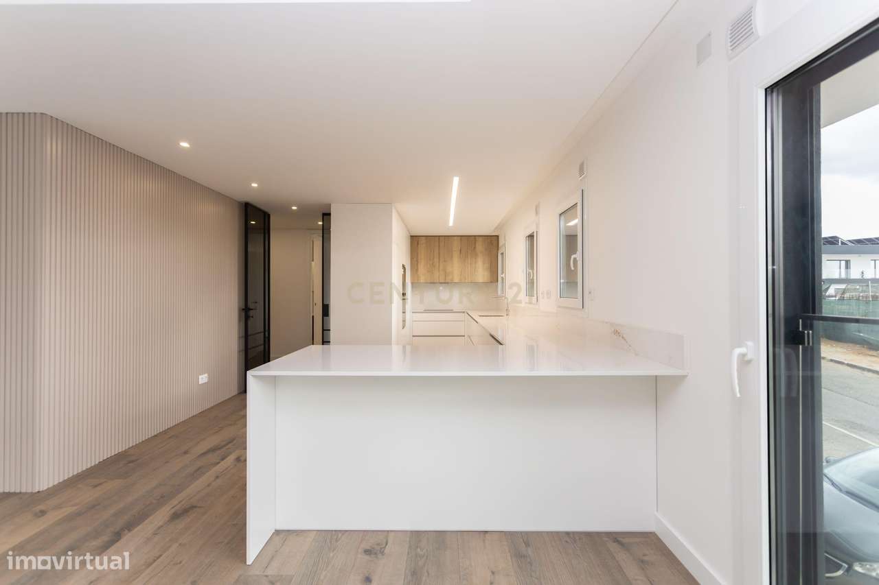 Dois Apartamentos Modernos (T3 + T2) na Qta. do Desembargador – Feijó-20