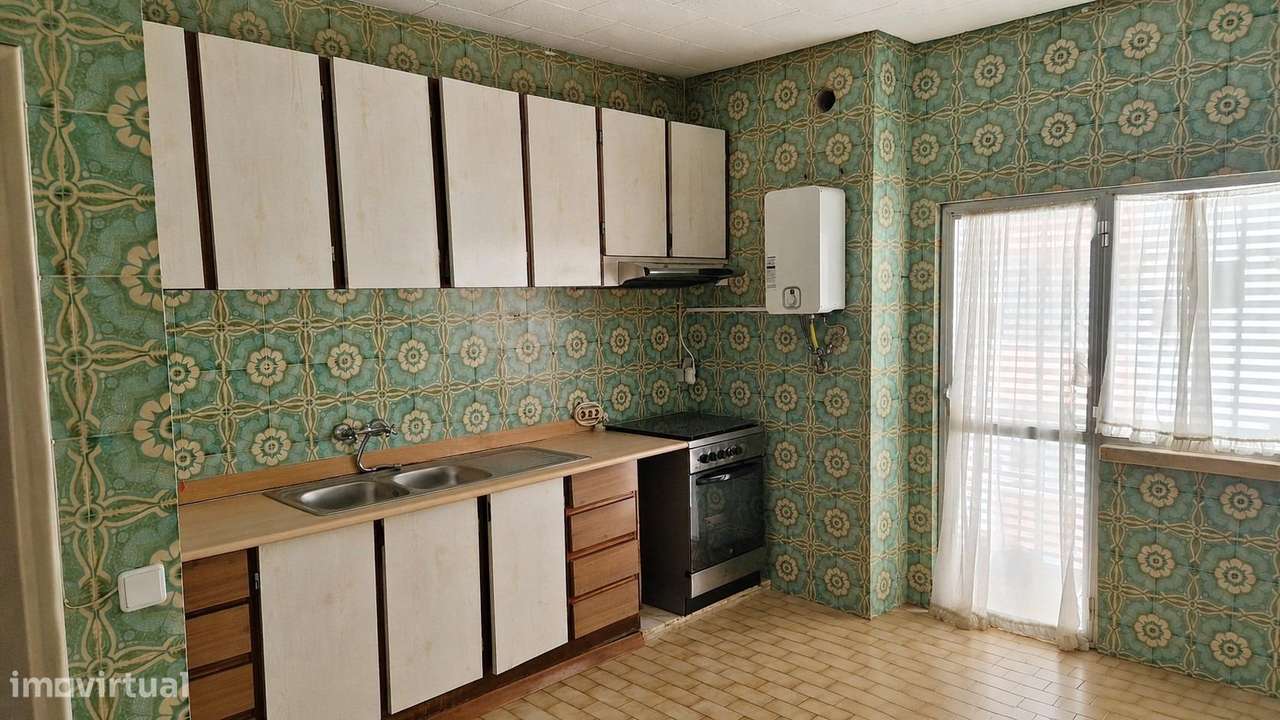 Excelente T4 em Montalvão - Bem localizado - 2 Varandas-0